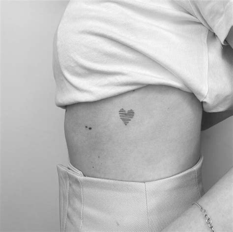 tatuajes en el torax para mujeres|Tatuajes pequeños en el pecho para mujer: + 40 diseños。